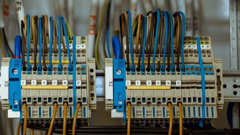 Zdjęcie przedstawiające instalacje elektryczną.
